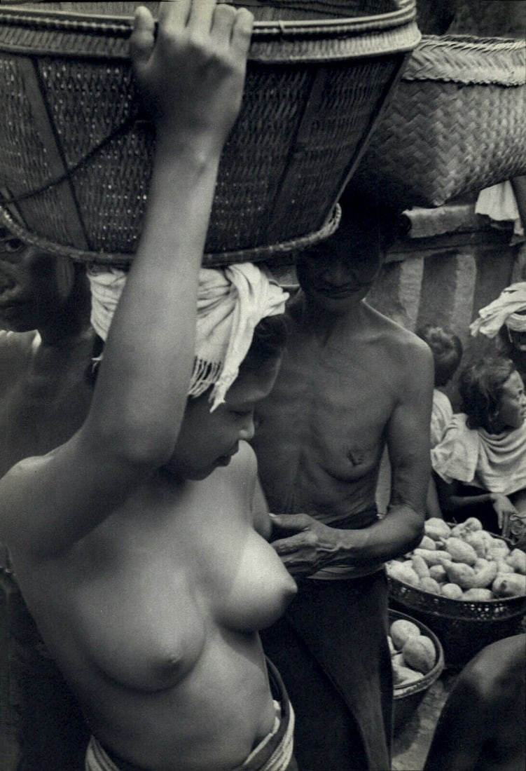 Henri Cartier Bresson, Bali Female Nude Village Well, 1950: Item Details Description Photographer: Henri Cartier-Bresson (French 1908 - 2004) - Internationally renowned photographic artist - widely considered the "father" of modern photojournalism. Subject/Tit