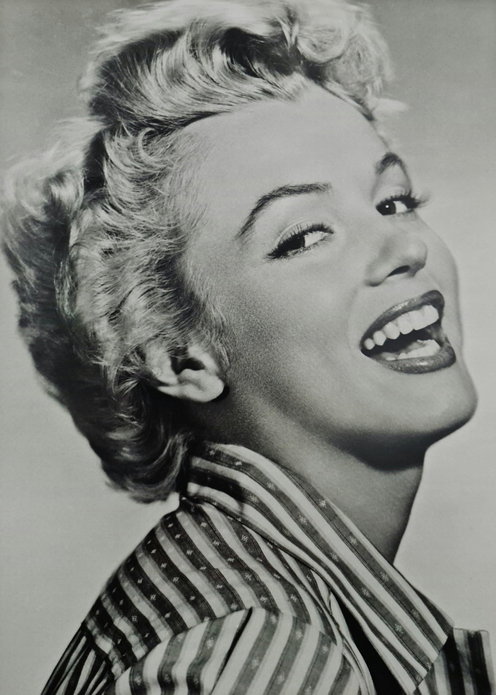 Title: Marilyn Monroe close up headshot Year: Circa 1950's Size: 10.5" x 7" Medium: Duotone Photo: Title: Marilyn Monroe close up headshot Year: Circa 1950's Size: 10.5" x 7" Medium: Duotone Photo Engraving Publisher: Parragon Published: 2008 Condition: Excellent Certificate of Authenticity include