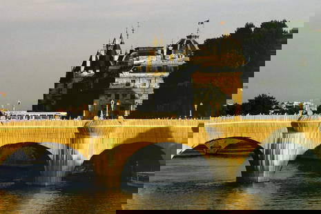 Christo, ' Ponte Neuf Empaquette-Long View', Hand Signed Offset Lithograph, 1985: Artist: Christo Title: Ponte Neuf Empaquette-Long View Medium: Photograph Size: 25 x 38 inches Year: 1985 Publisher: Nouvelles Image Reference #: Schellmann 86 Hand signed by the artist Condition: