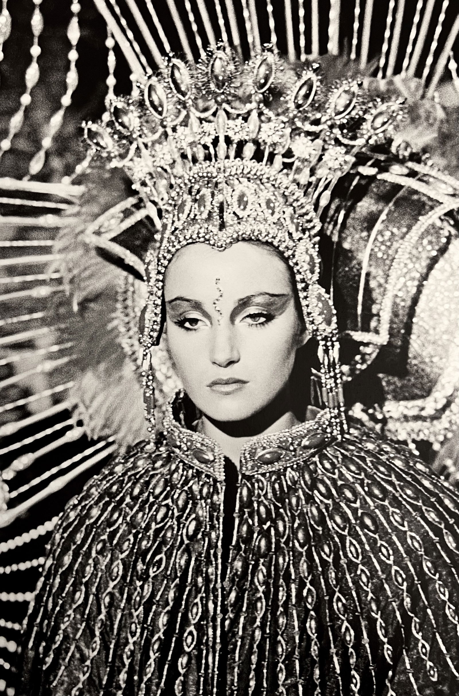 Terry O'Neill, Jane Seymour, Solitaire, Live And Let Die, In Crown, 1973: Photographer: Terry O’Neill CBE (30 July 1938 – 16 November 2019) was a British photographer, known for documenting the fashions, styles, and celebrities of the 1960s. Title: Jane Seymour, Solitai