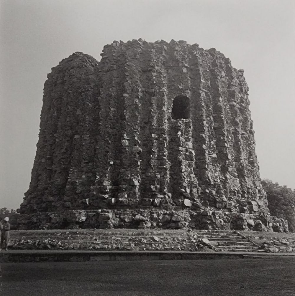 Lynn Davis, New Delhi, India, 1990 - Limited edition of 50: Photographer: Lynn Davis Title: New Delhi, India Date Of Negative: 1990 Type Of Print: Sheet Fed Photogravure/Offset lithograph Date Of Print: 1999 Edition: From the rare edition of 50, signed and
