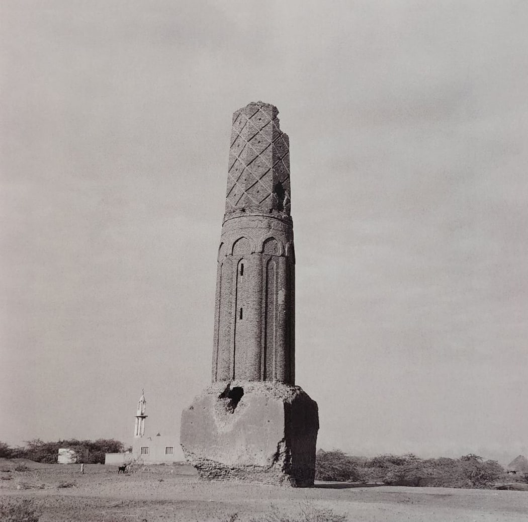 Lynn Davis, Minaret of the Mosque of Sultan, Al-Mahjam, Yemen, 1996 - Limited edition of 50: Photographer: Lynn Davis Title: Minaret of the Mosque of Sultan, Al-Mahjam, Yemen Date Of Negative: 1996 Type Of Print: Sheet Fed Photogravure/Offset lithograph Date Of Print: 1999 Edition: From the r
