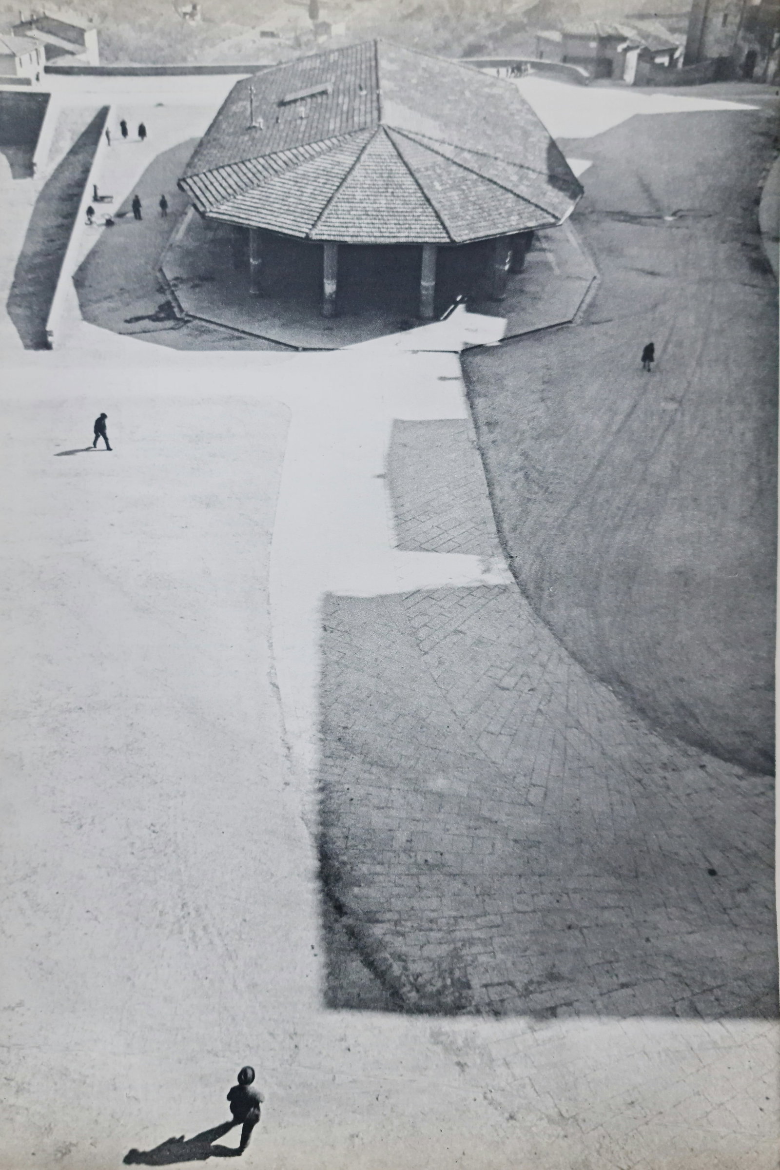 Henri Cartier Bresson, Sienna, Italy 1933: Item Details Description Photographer: Henri Cartier-Bresson (French 1908 - 2004) - Internationally renowned photographic artist - widely considered the "father" of modern photojournalism. Subject/Tit