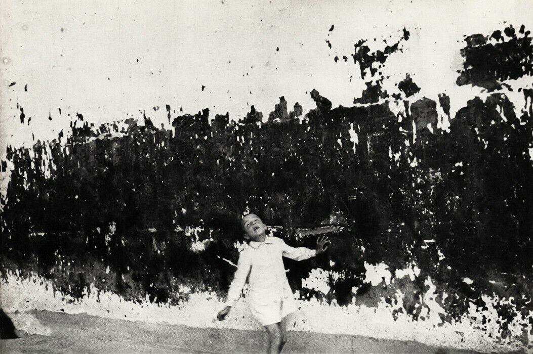 Henri Cartier Bresson, Child Valencia Street Spain, 1933: Item Details Description Photographer: Henri Cartier-Bresson (French 1908 - 2004) - Internationally renowned photographic artist - widely considered the "father" of modern photojournalism. Subject/Tit