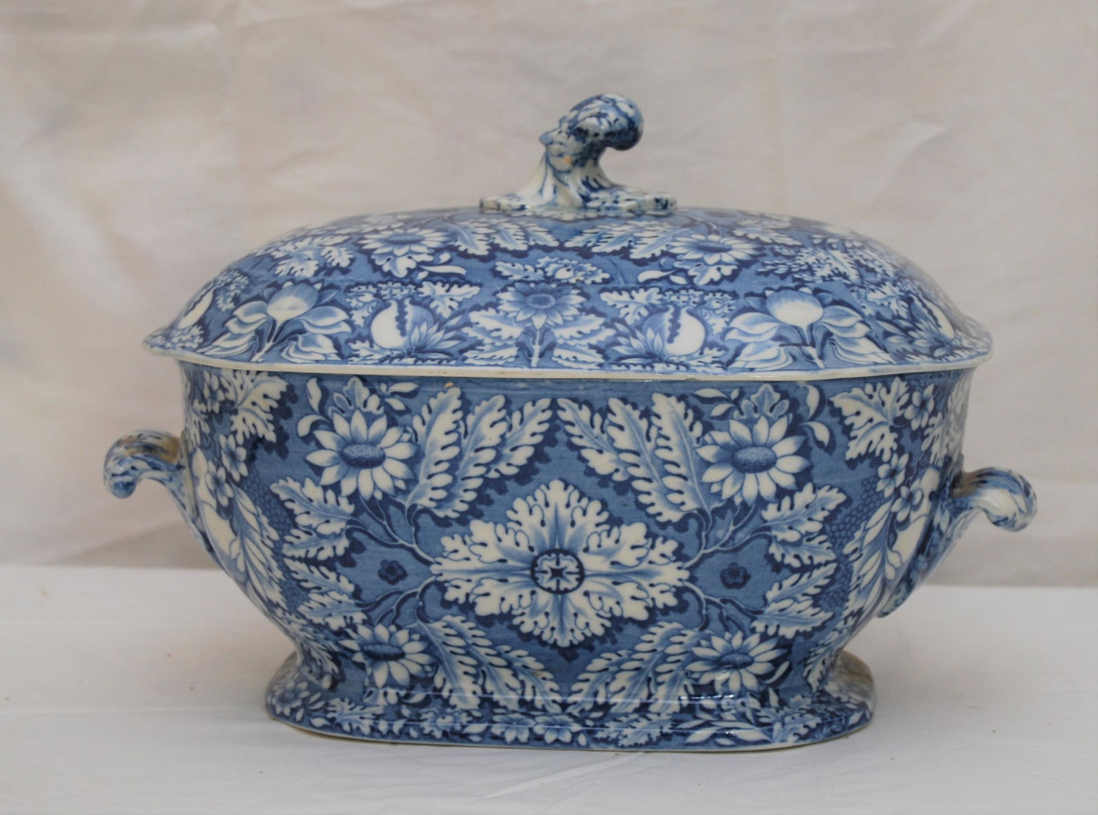 Vintage Soup Tureen & Covered Cheese Plate: Vintage Large Porcelain Soup Tureen & Lid and Vintage Hand-Painted Covered Cheese Plate. Lot of 2 items including: Blue & white transferware soup tureen with daisies depicted, likely 19th century, pos