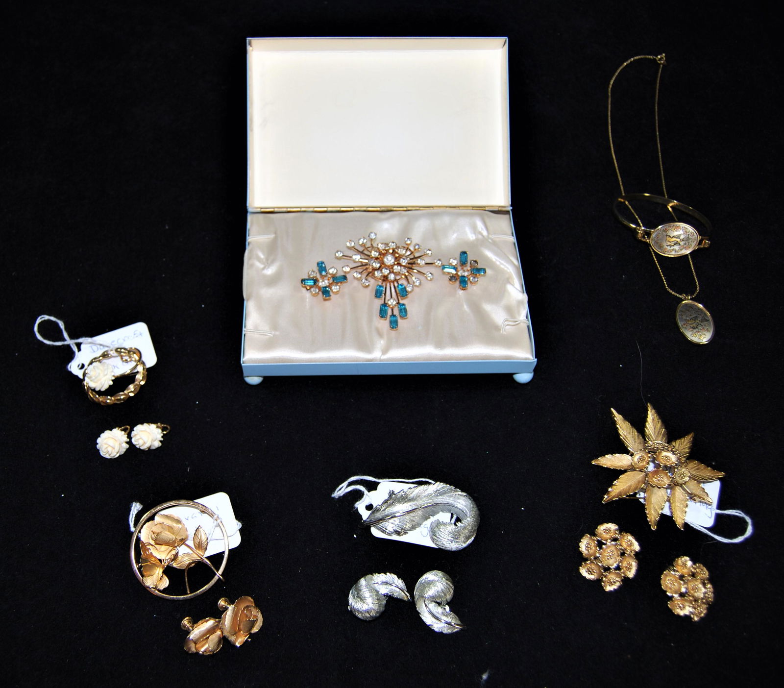 Vintage Costume Jewelry by Lisner, Monet-more: Lot of 6 - Vintage Costume Jewelry by Lisner, Monet, Giovanni, Danecraft and Damascene by Reed & Barton. 5 sets of brooches and earrings, plus one set of pendant and bracelet.