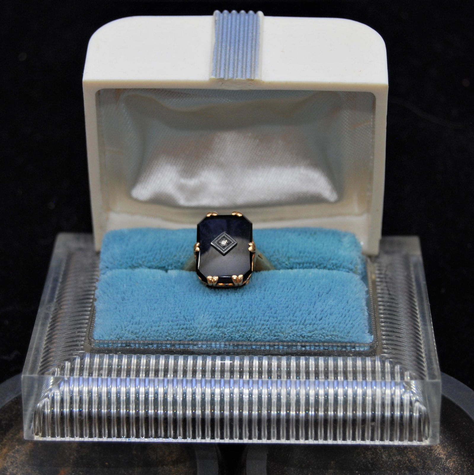 Vintage Ladies 10K Gold Ring-Onyx Stone-Diamond: Vintage Ladies Ring, 10k gold, Black Onyx Stone with Small Diamond set in Center. Comes with box.