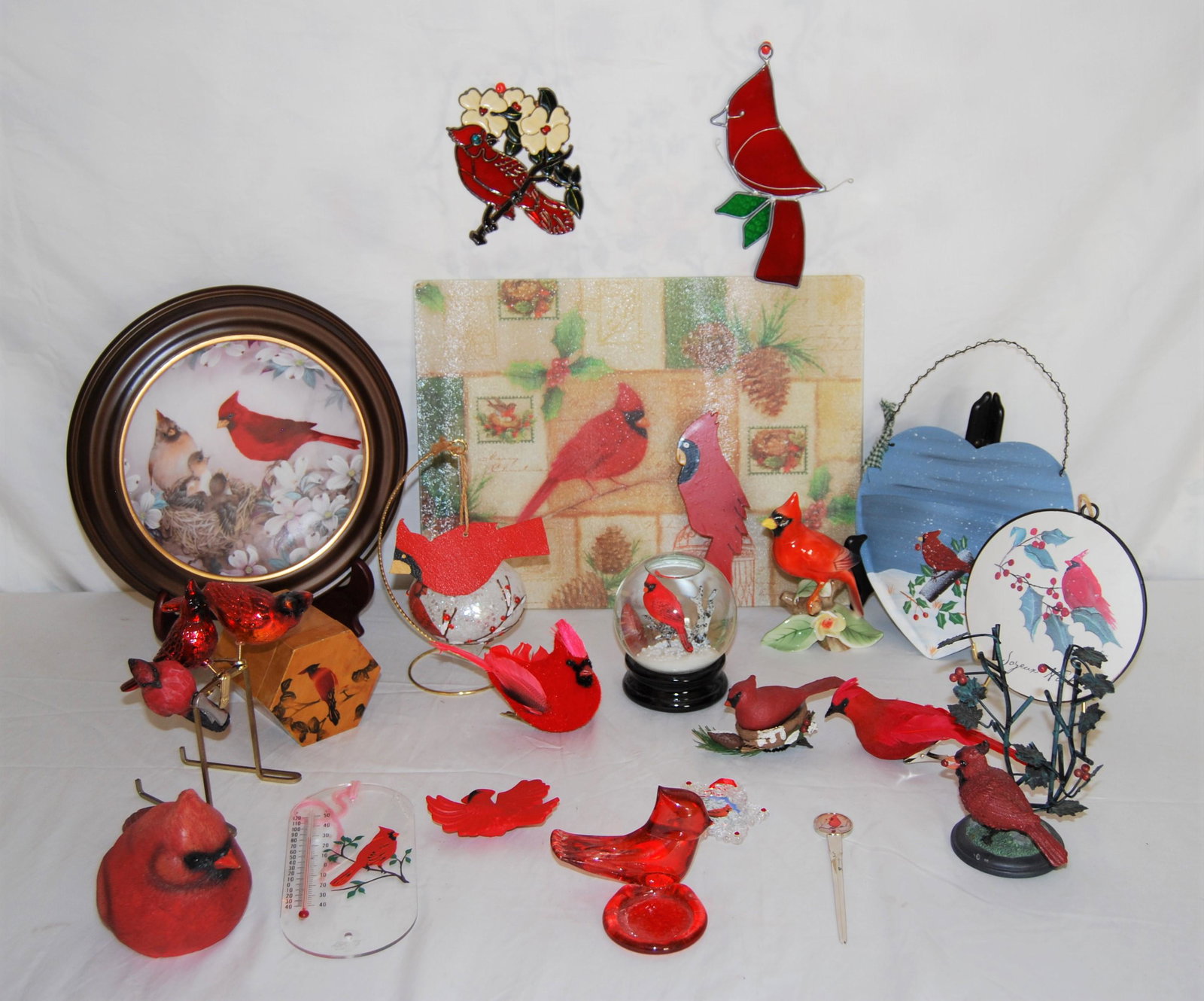 Cardinals--Everything Cardinals !!: Cardinals, Everything Cardinals. If someone in your life is obsessed with cardinals, this lot will provide gifts for years. Lot of 20+ items includes: glass sun catchers, presentation plate, ceramic c