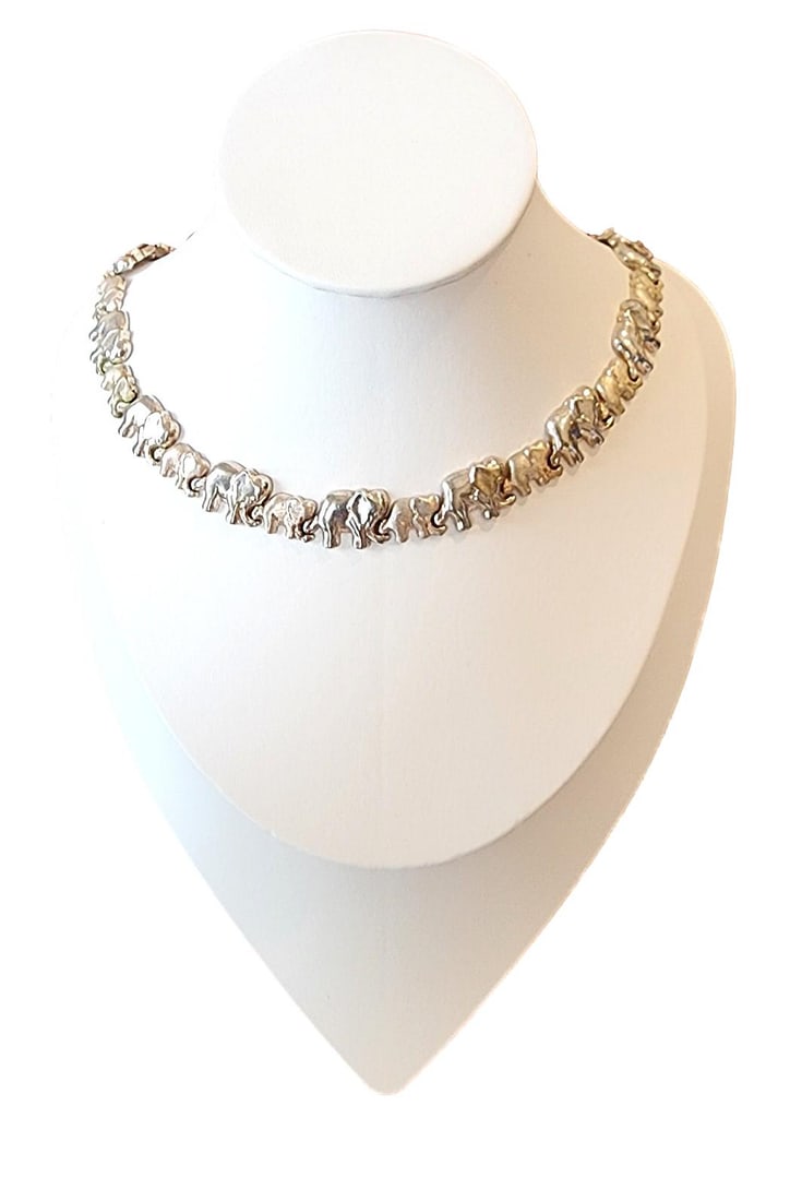 Elephant Choker-type Necklace. Sterling Silver. 15". David Farin Collection NO RESERVE: Adorable line of Elephants. Large and Small holding onto each others tail.