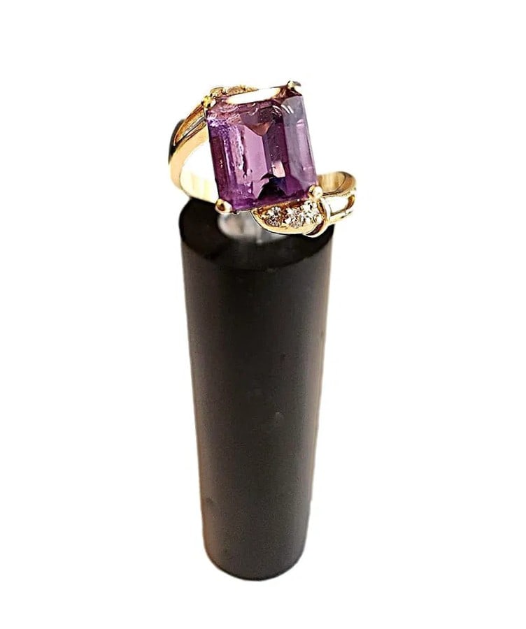 14K Yellow Gold Vintage Emerald Cut Amethyst w/ Diamond Chips Ring. 8 1/2 size. No Reserve: This ring is an Estate Piece. Very nice cut and color. Stone measures: approx. 1/2" x 3/8". I do not have a carat weight.