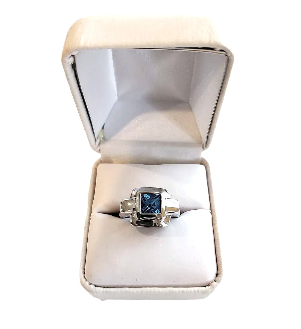 Approx 3ct Cushion Cut London Blue Topaz set in 14K White Gold setting. Size 7 (can be re-sized.): Blue Topaz in White Gold Setting. Simple Design. Square gold setting surrounding a square, cushion cut London Blue Topaz Center Stone. Nice color and cut. This ring is new.