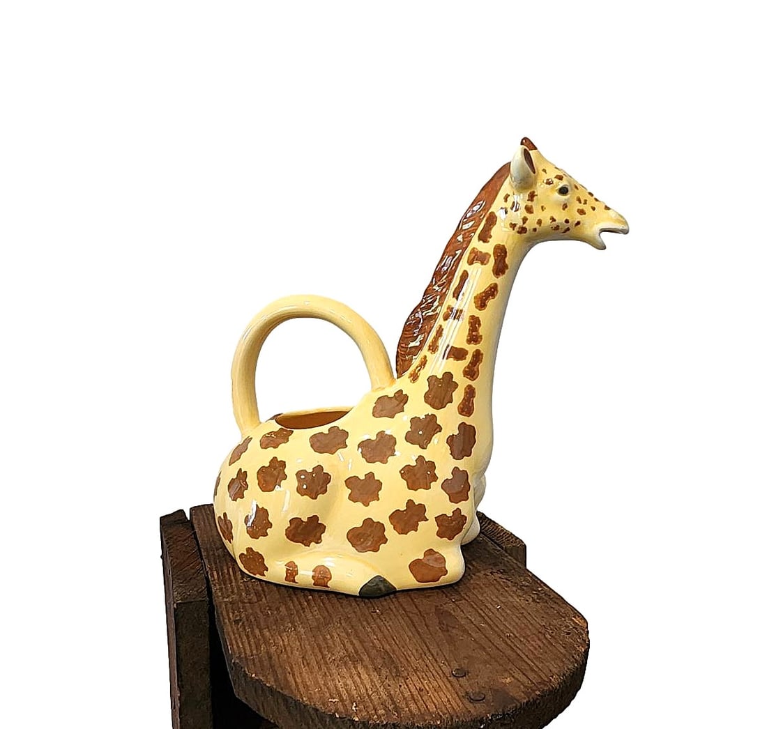 Giraffe Teapot by Hearth and Home Designs: Previously owned. Missing top. Measures: 10" x 11" x 6".