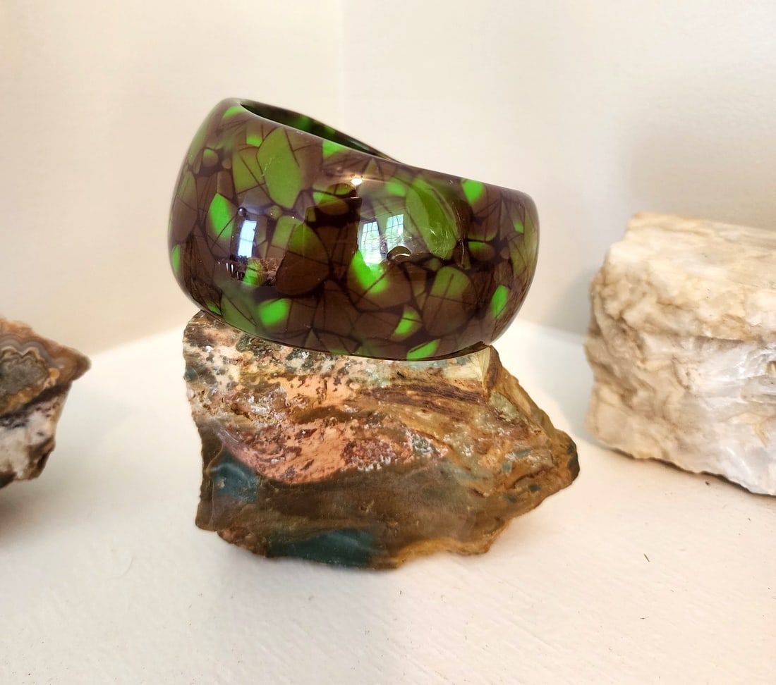 Vintage Brown/Green Geometric Bangle Bracelet - unmarked: This wide bangle features flakes of brown and green with an irregular width. At it's widest it measures 1 3/4 inch. Definitely an eye-catcher. Interior diameter - 2 1/2".