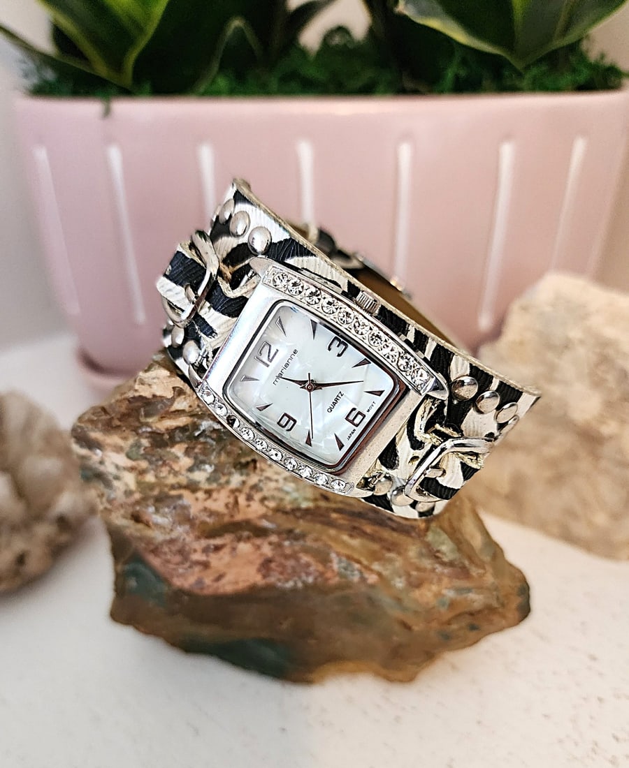 Vintage Marianne Quartz Wristwatch - Running (1 of 2)