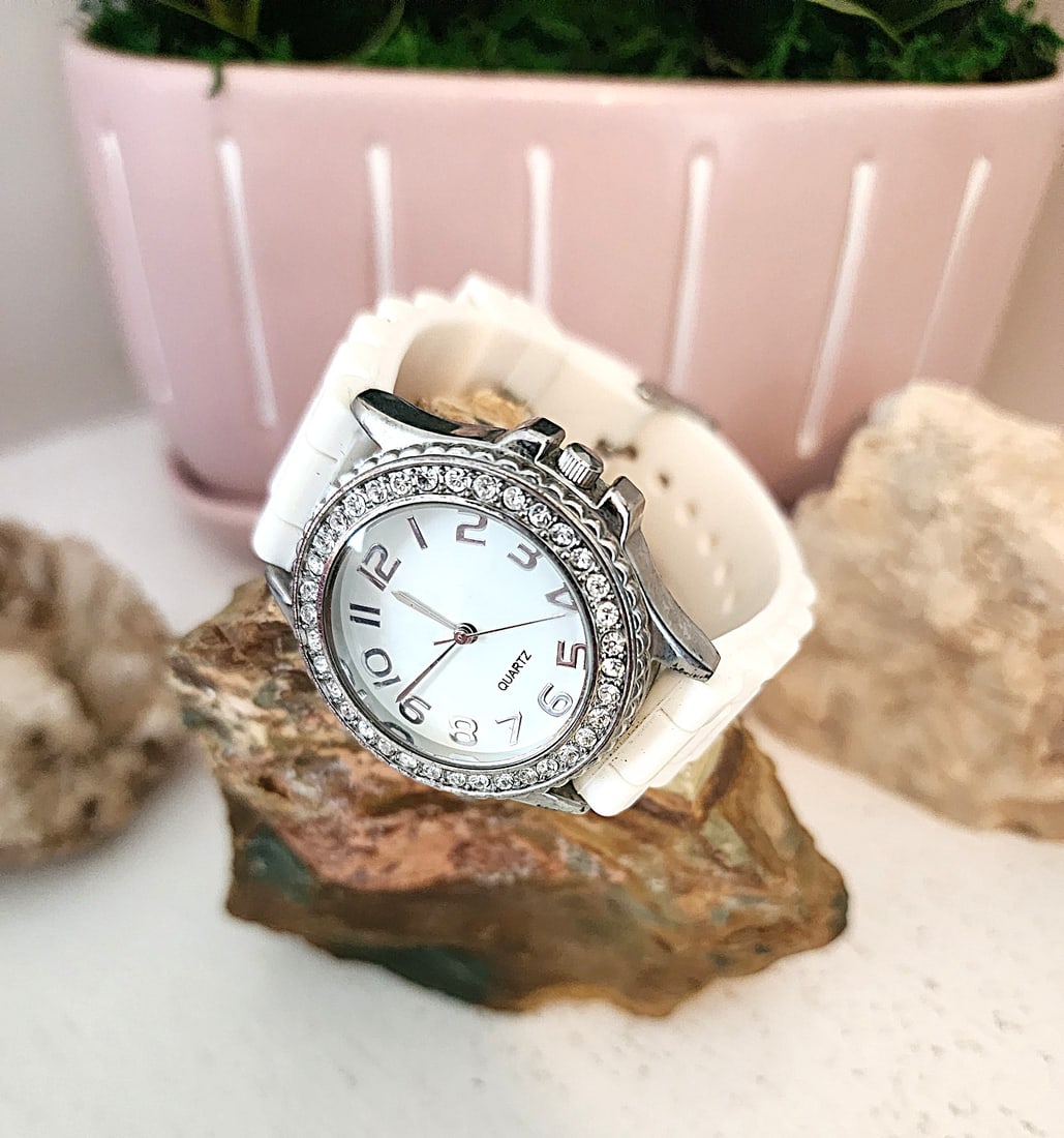 Woman's Fashion Quartz Watch - #RU-1000 (1 of 3)