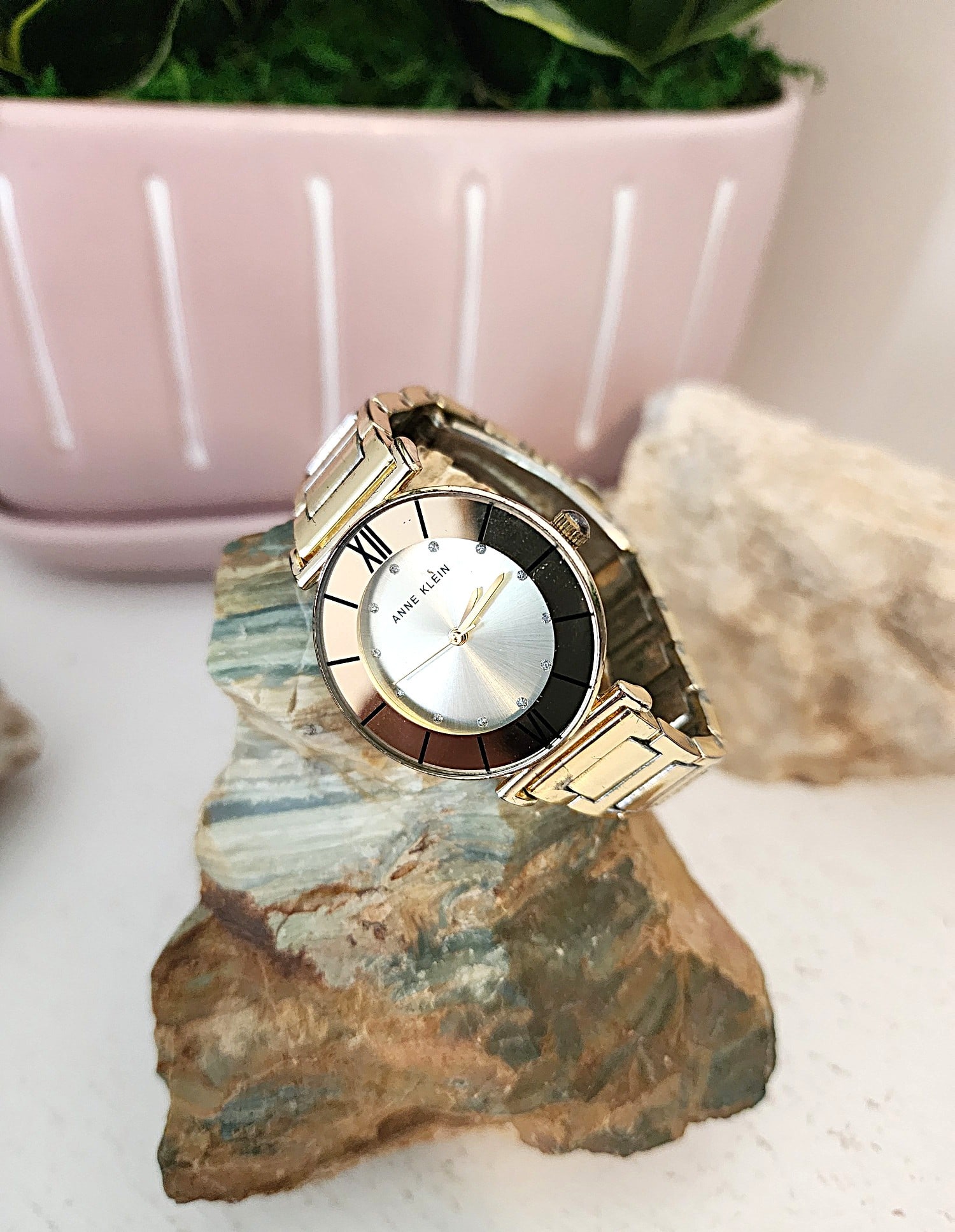 Vintage Anne Klein #AK/3782 PC2IJ - Working: Gold Tone metal band with hinge clasp locking band. There is wear and losses on the band. The watch face and casing is in very good condition. New Battery and running.