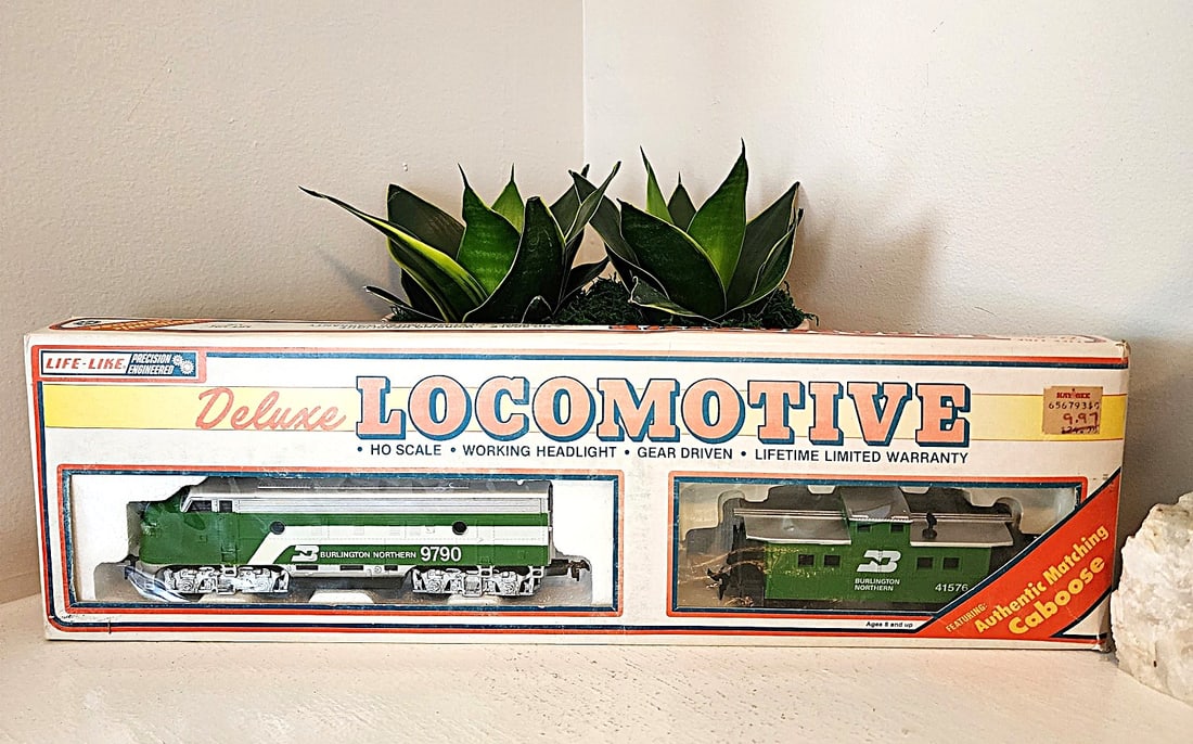 Vintage HO Scale Burlington Northern F7 Diesel Set - Original Box (1 of 2)