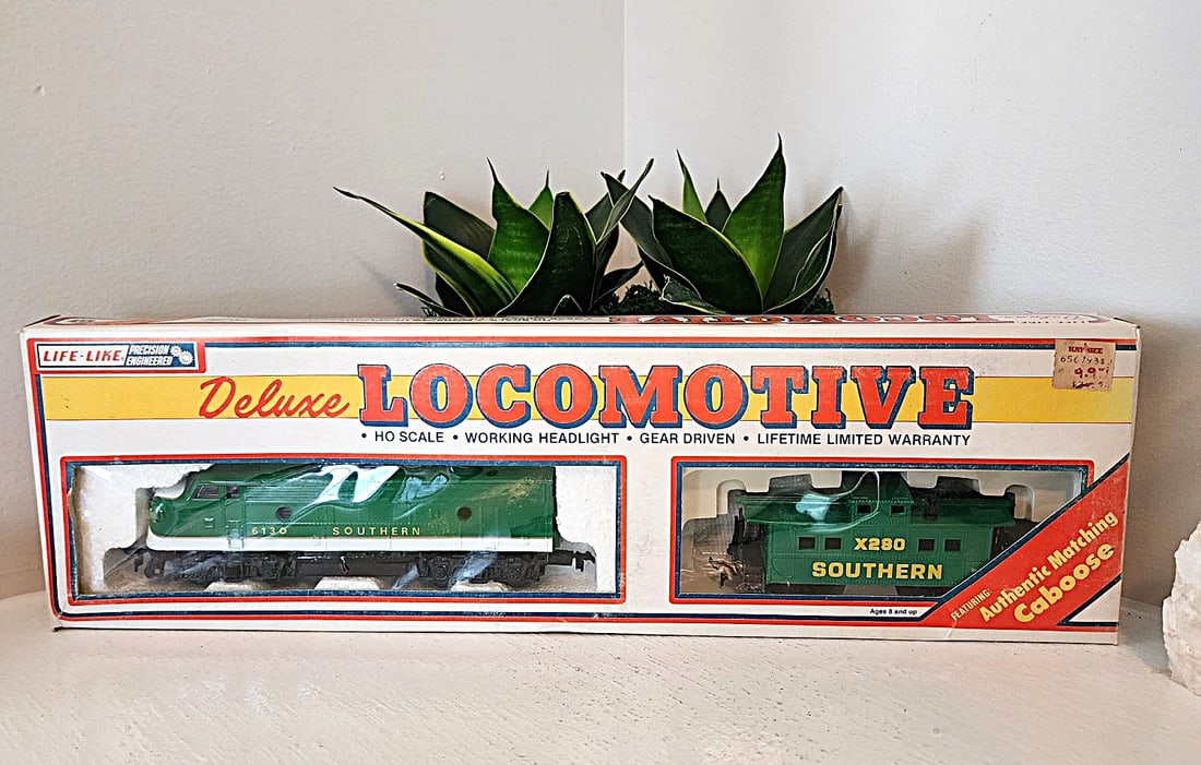 Vintage HO Scale 6130 Southern Locomotive and Caboose Set - Original Box (1 of 2)