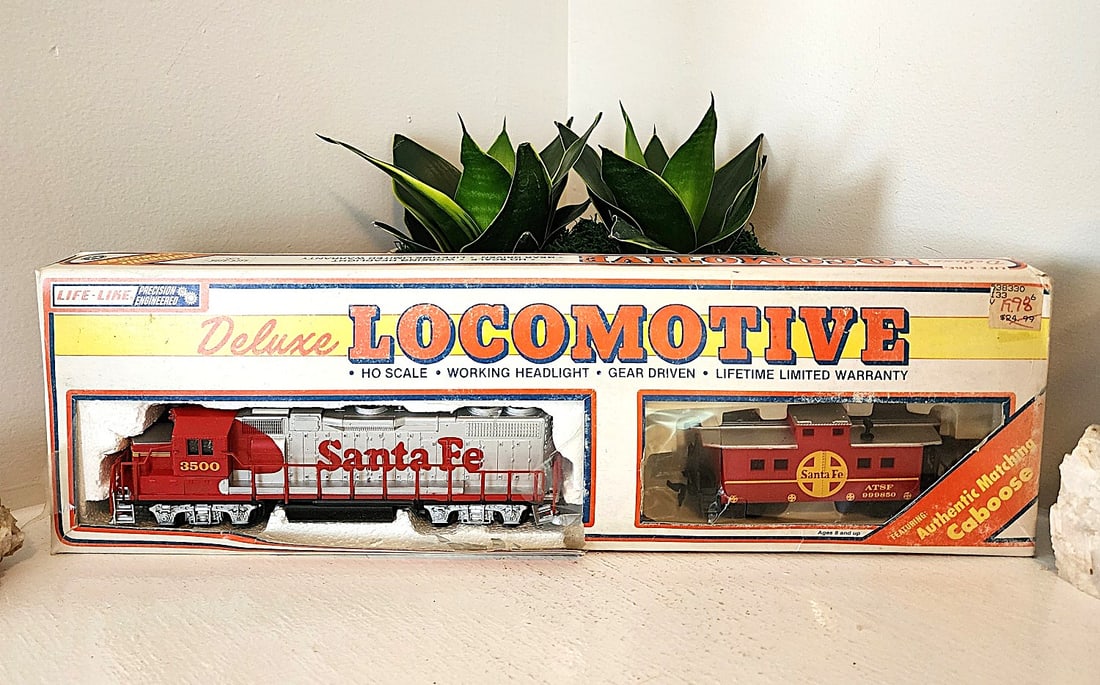 Vintage HO Scale Santa Fe Locamotive and Matching Caboose - In original Box (1 of 2)