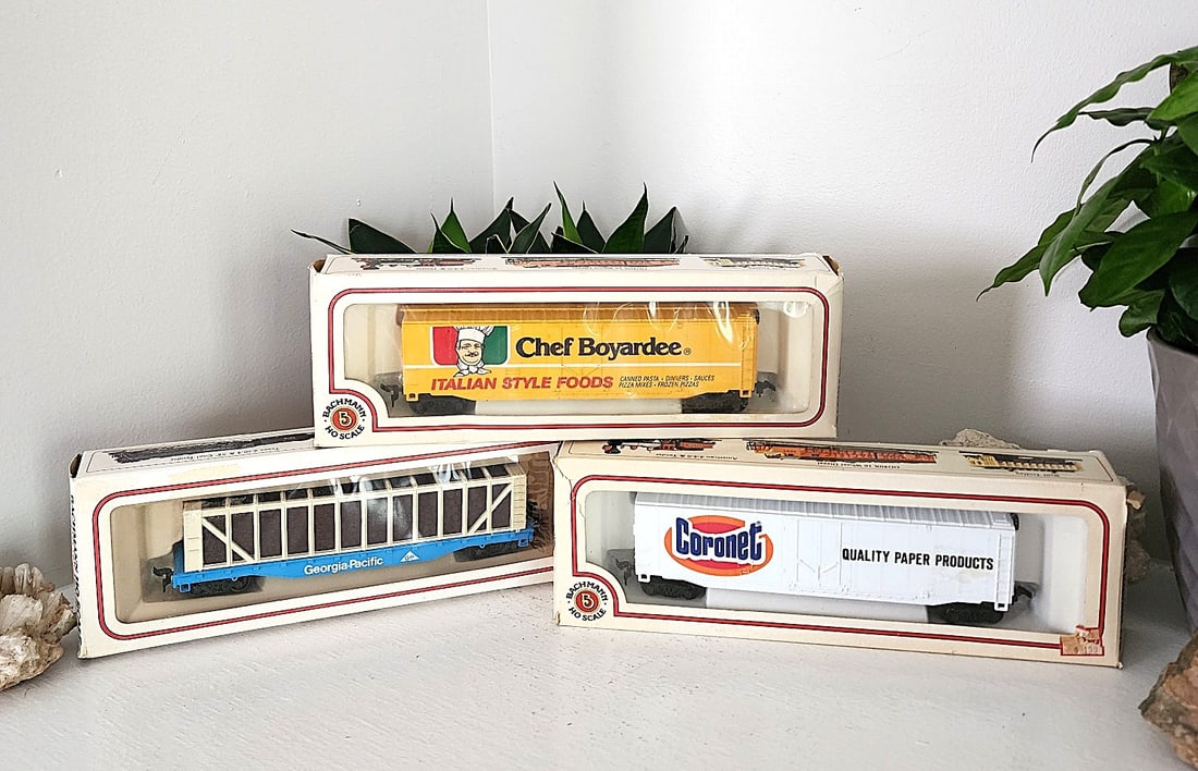 3 Vintage HO Scale Box Cars - Collectible Trains (1 of 3)