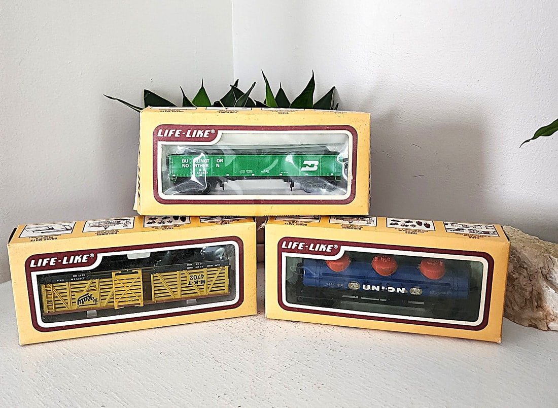 3 Vintage HO Scale Train Box Cars by 'Life Like'. (1 of 3)