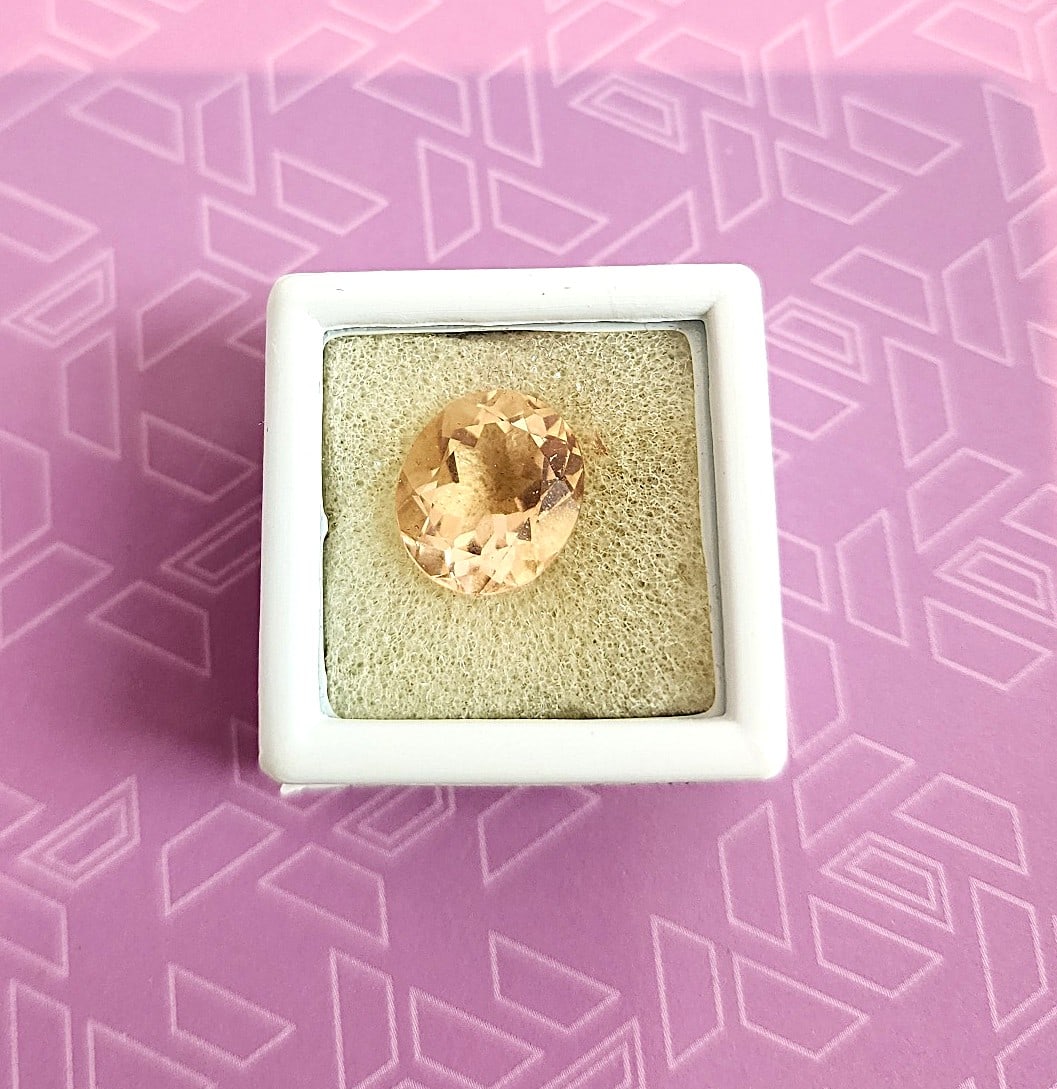 5.4 ctw Morganite Oval Cut - Peach tones: Very nicely colored genuine Morganite Gemstone - Oval Cut - Peach colored. Would make a fabulous Center Stone in a statement ring or the focus of a drop pendant necklace.