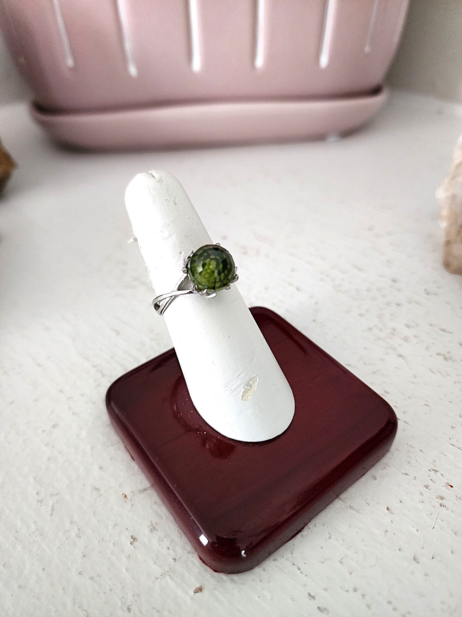 Lovely and unique Peridot Ring set in Sterling Silver - Size - 8 1/2: A unique design featuring a large center Peridot Stone set in a simple sterling silver setting. New. 21 ctw.