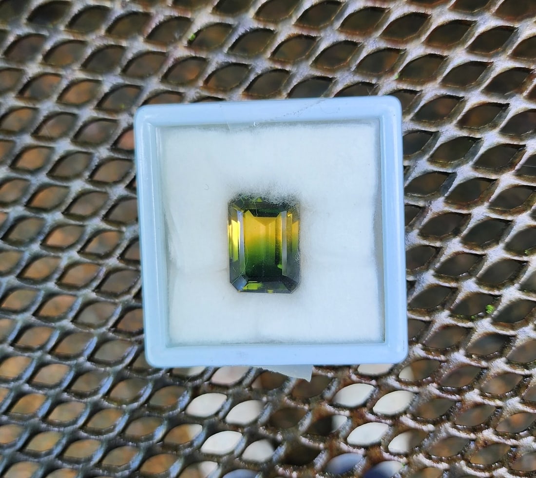21.95 ct. Attractive Emerald Green Yellow Citrine Gemstone (1 of 3)