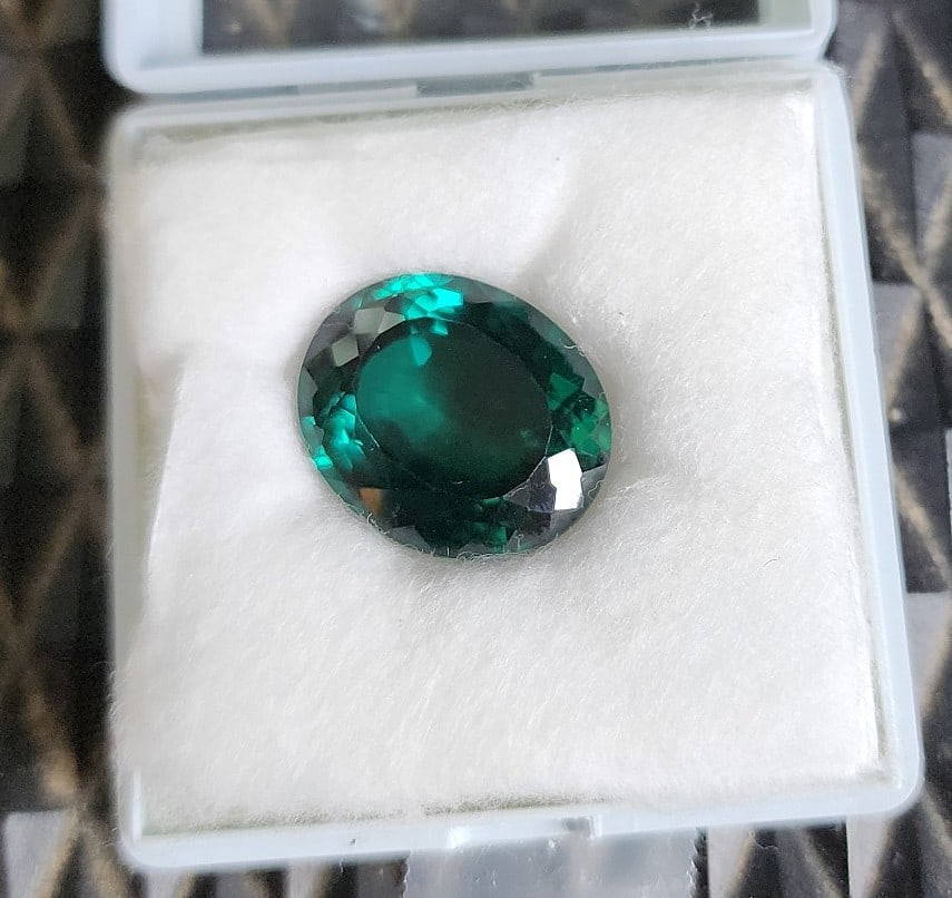 21.65 ct. Premium Oval Cut Deep Green Brazilian Quartz - Rare. (1 of 3)