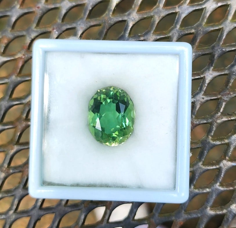 15.39 ct. Stunning Green/Blue Oval Amethyst Gemstone: The sparkle a flash on this stone is exquisite. The stone is clean and the cuts allow for the light to reflect for optimum sparkle!