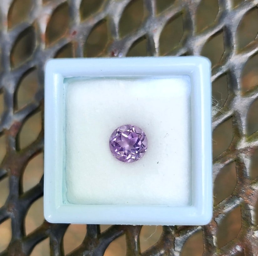 1 ct. Round Natural Amethyst 7mm.: Very nice cut - this stone has both purple and pink hues. Lots of sparkle and flash!