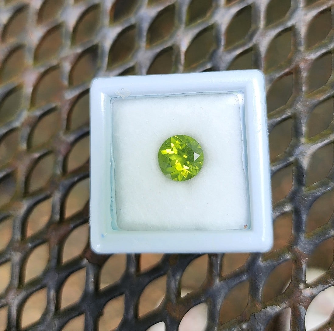 1.9 ct. Very excellent Parrot Green Peridot Gemstone - Round (1 of 2)