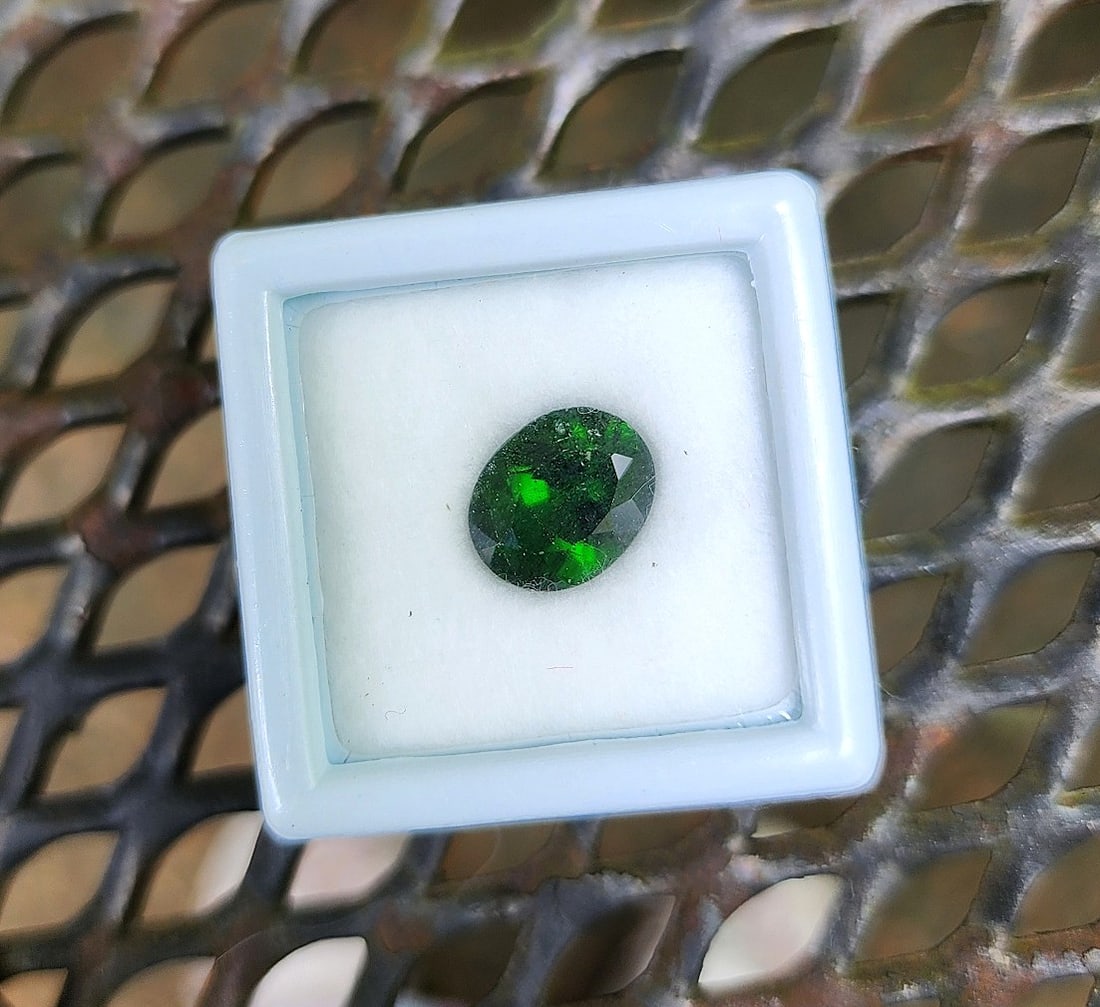 2.37 ct VS Oval Forest Green Chrome Diopside Gemstone (1 of 1)
