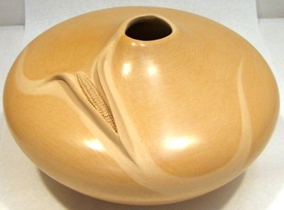Iris Y Nampeyo corn cob pot