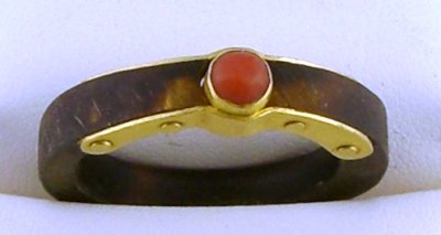 Lisa Black 22ct gold & coral paya ring