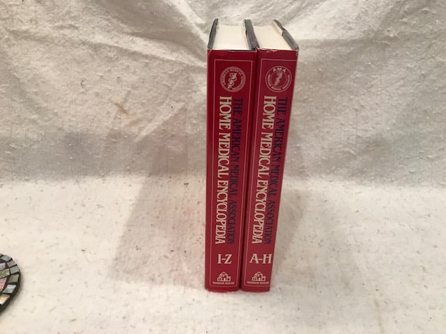 The American Medical Society Reference Guide 1989 2 Volumes: The American Medical Association Reference Guide 1989 2 Volumes Good Condition: Size: 12" h x 5" d x 7" w