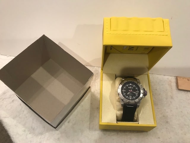 Collector Watch Invicta Black Silver: Collector Watch Invicta Black Silver. Size: 5"w x 5"d x 5"h