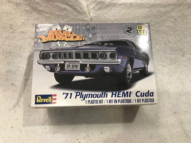 Model Kit Revell 71 Plymouth Cuda Hemi: Revell Model Kit 71 Plymouth Cuda Hemi - Complete. Size: 8" w x 5" d x 5" h