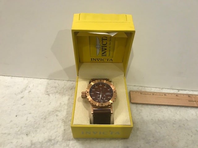 Collector Watch Invicta Brown/Gold Face: Collector WAtch Invicta Brown/Gold Face. Size: 5"w x 5"d x 5"h