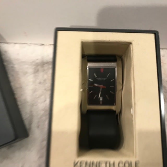 Collector Watch Kenneth Cole Reaction Black: Collector Watch Kenneth Cole Reaction Black. Size: 3"w x 4"d x 4"h