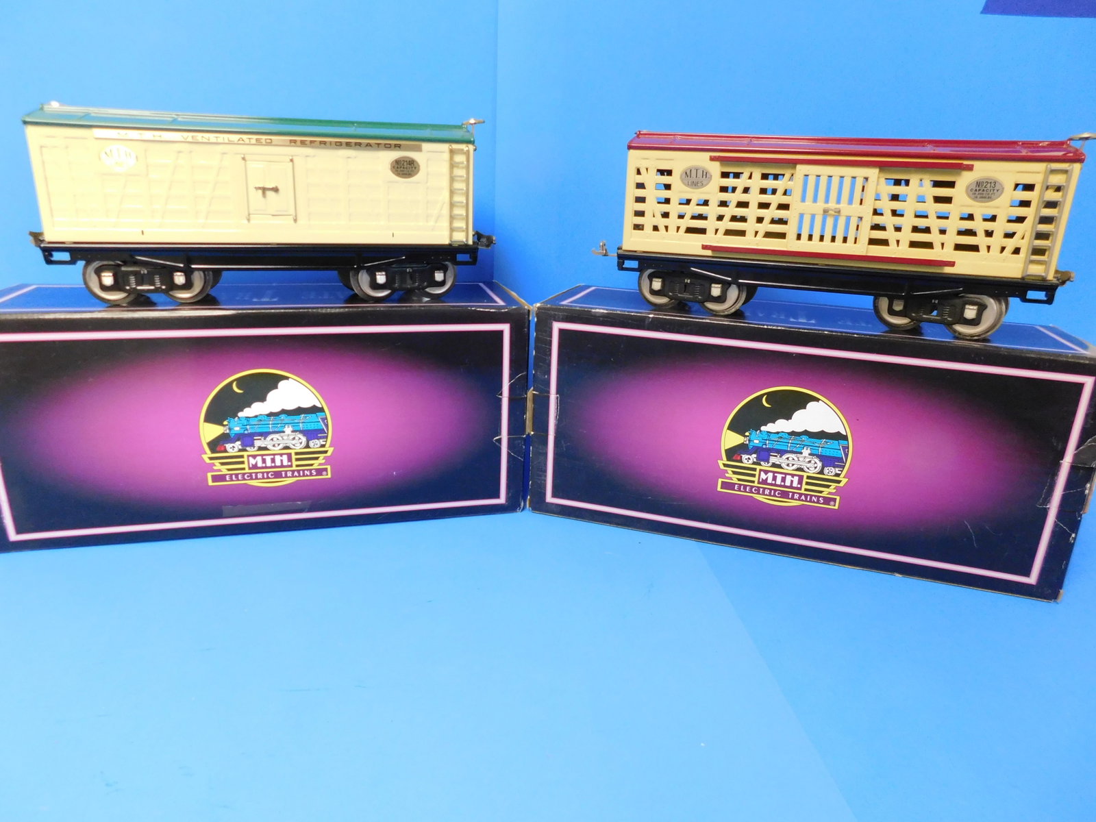 MTH Tinplate Standard Gauge 214R 213 Reefer and Stock Car: MTH 214R Reefer and 213 Stock Car. Standard Gauge 10-205 Ivory and Peacock with Brass Trim Reefer Car and 10-204 Cream and maroon 213 Stock Car