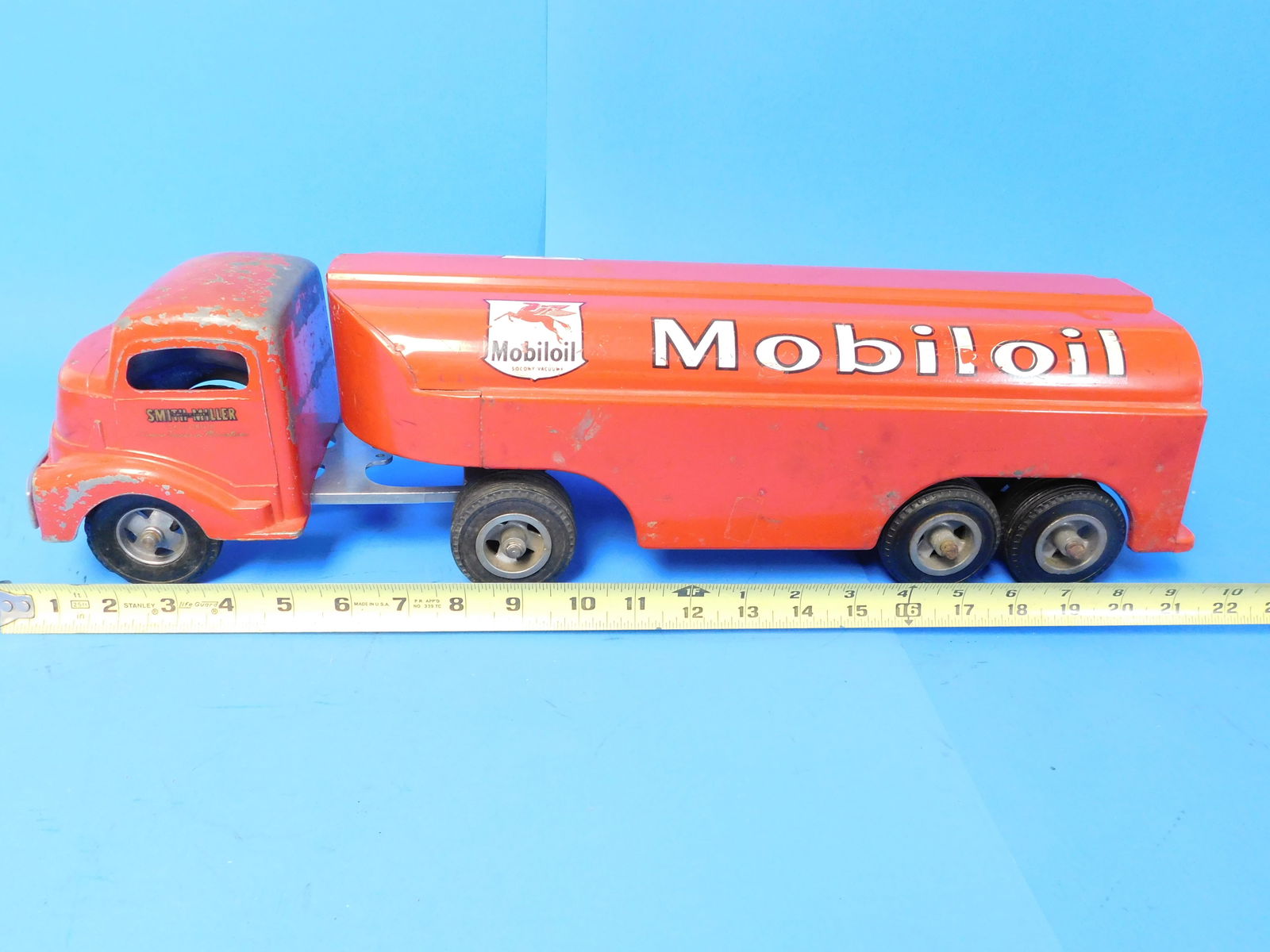 Vintage Smith Miller Mobilgas Mobiloil Tanker GMC RED (1 of 6)
