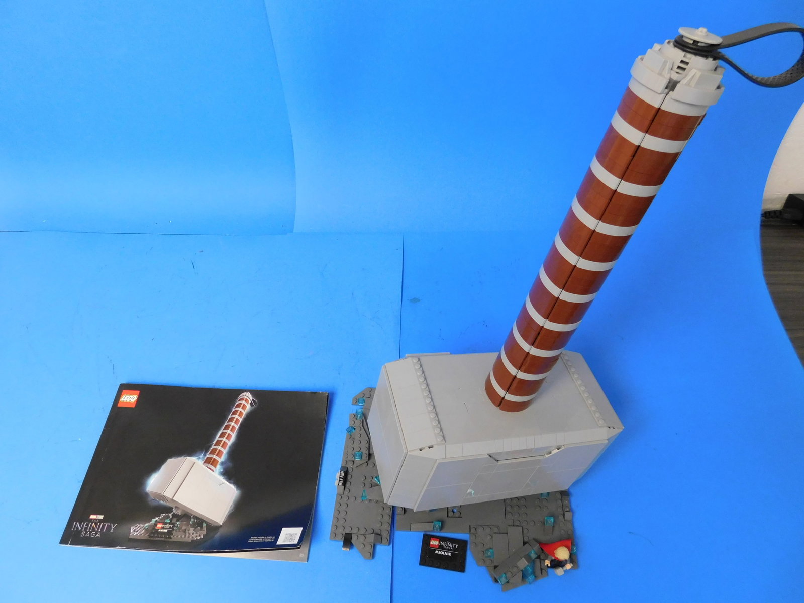 Lego Thor Infinity Saga Hamer MJOLNIR Built up with Instructions and Figures: Loose Lego Thor and Hammer Infinity Saga. With Instructions book