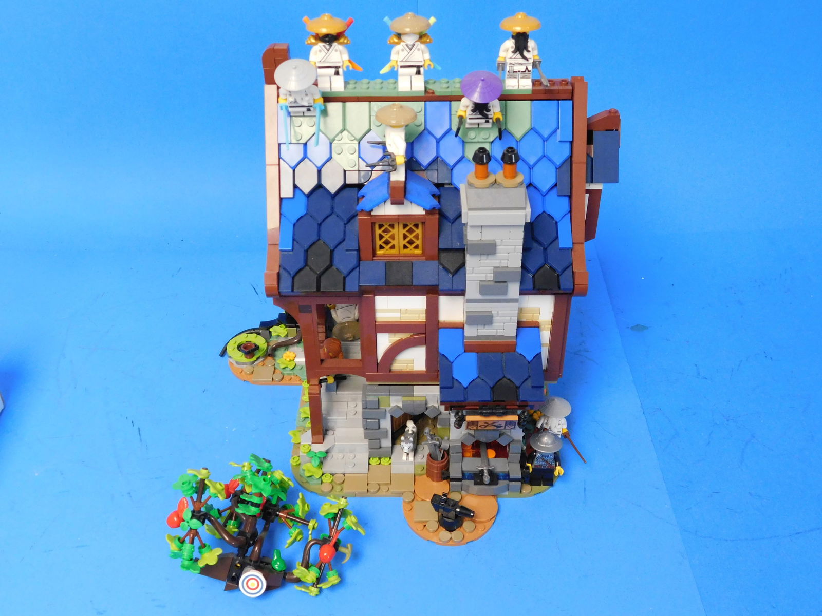 Lego 21325 Medieval Blacksmith plus Ninjago Minifigures.: Unusual Blacksmith and minifigure set. 21325 and various Ninjago figures. Loose. No intrsuctions. Don't know if set is complete. View the