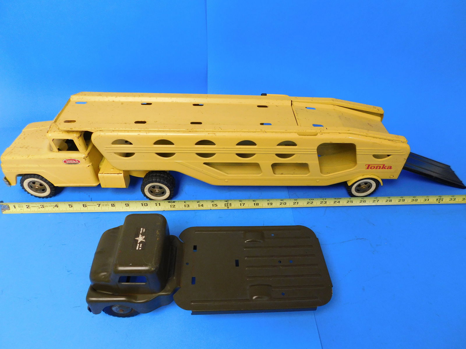 Lot Pressed Steel Tonka and Structo. Auto Carrier and Military Flat Bed good for restoration (1 of 10)