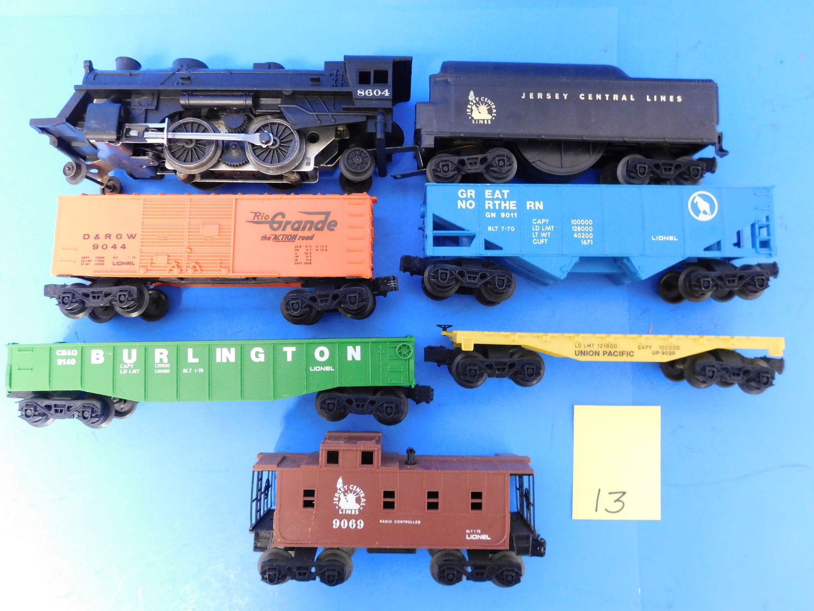 Lionel Trains Freight set Loco and 5 cars (1 of 6)