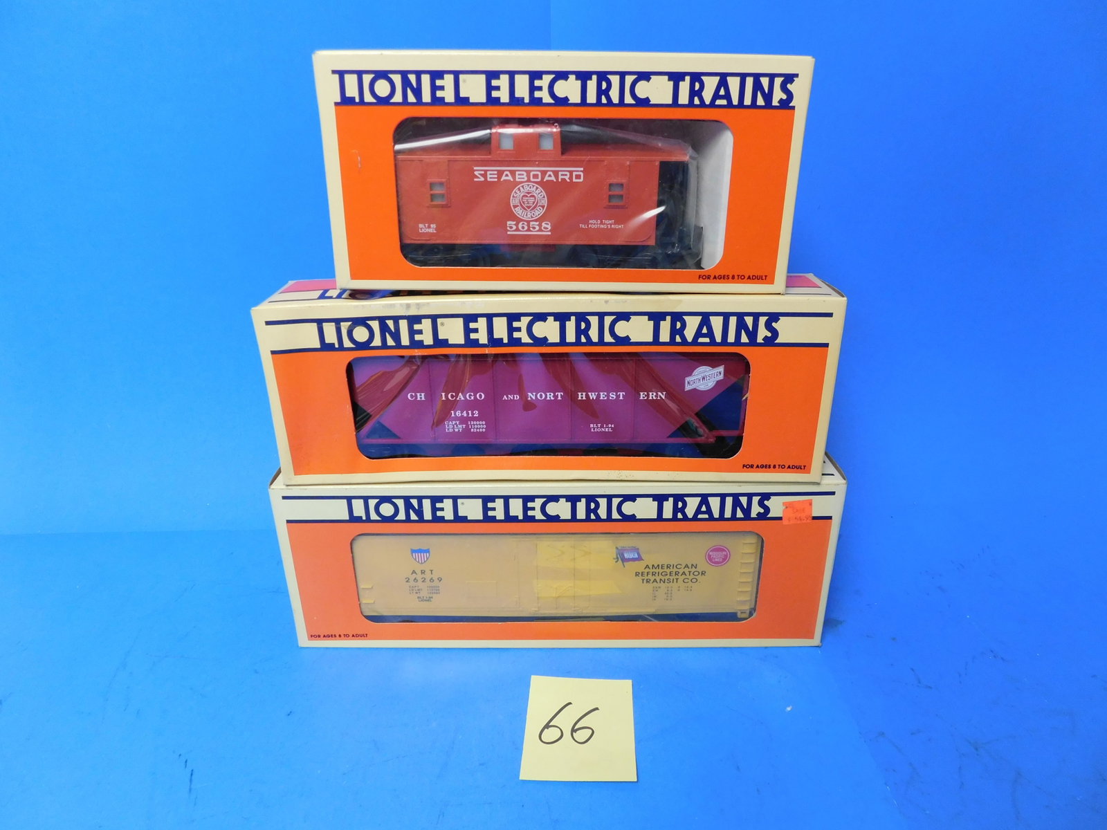 Lionel Reefer, Hopper, Caboose, Reading, CNW, Seaboard: Lionel Freight Cars Seaboard Cabbose 6-16559, Cnw Hopper 6-16412, Wabash reefer 6-173o4