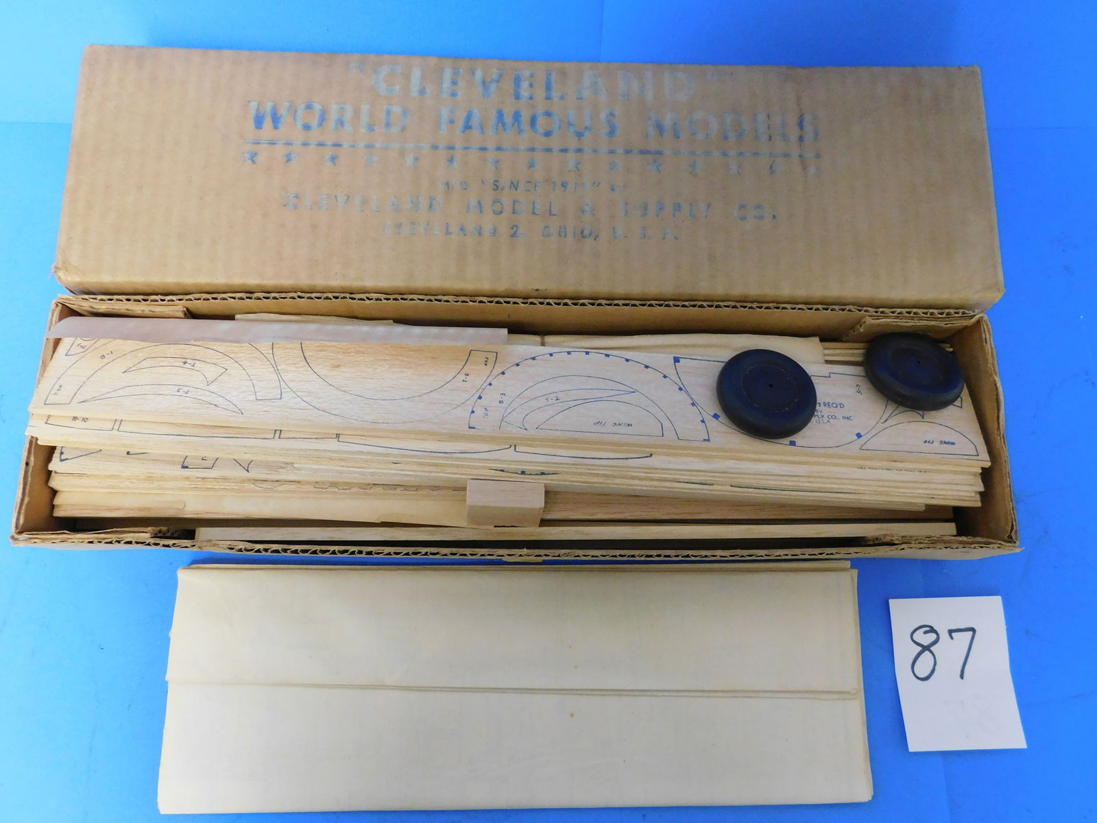 Clevelan Model Kit P47 Thunderbolt Vintage Wood Kit (1 of 2)