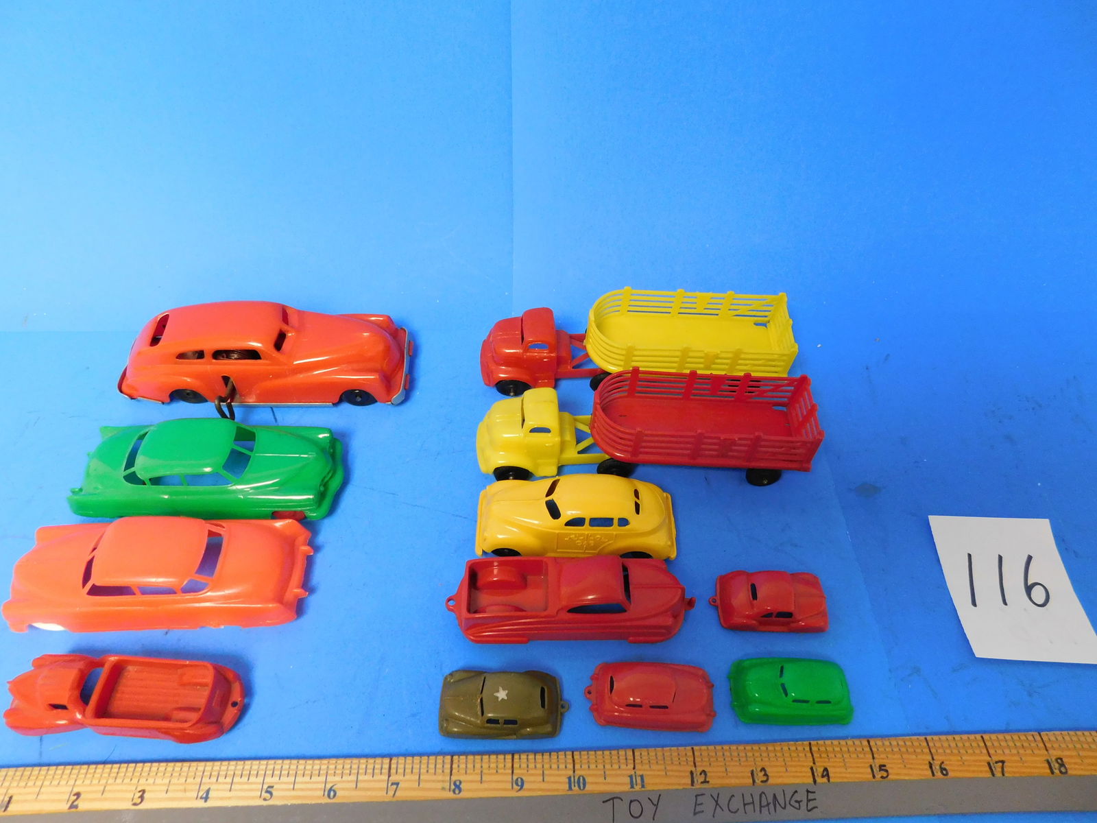 Wyandotte Ideal Marx Acme Lot of assorted vehicles and trailers Plastic (1 of 5)