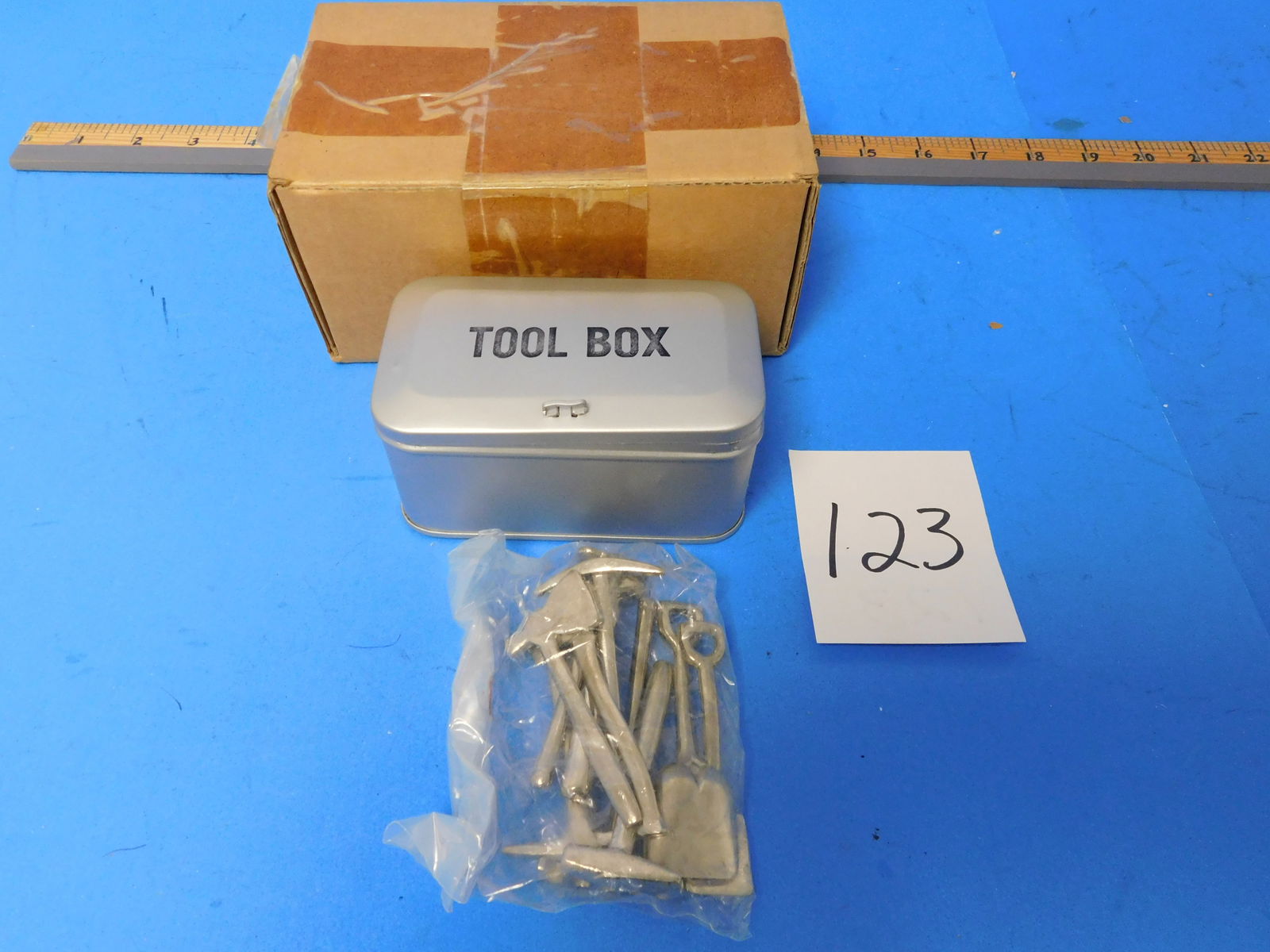LIONEL MTH Standard Gauge #208 Tool box and Tools 11-90040 (1 of 2)